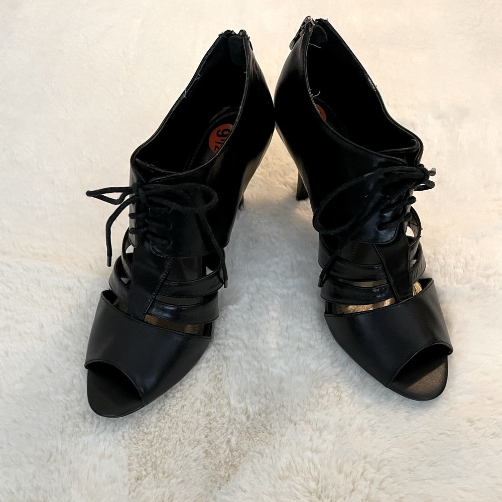 Tahari peep toe pumps